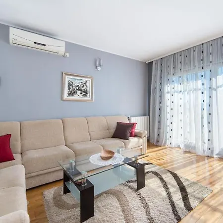 Ela With Private Jacuzzi